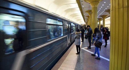 Bakı metrosunda kişi dezodorantla elə hərəkət etdi ki, hamı bu sərnişindən danışır - VİDEO