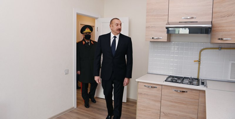İlham Əliyev MİDA-nın inşa edilmiş binalarda şəhid ailələri və hərbçilər üçün nəzərdə tutulmuş mənzillərlə tanış olub